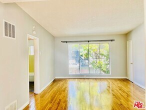 941 N San Vicente Blvd, Unit 12 in West Hollywood, CA - Building Photo - Building Photo