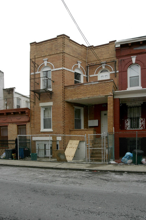 679 Cleveland St in Brooklyn, NY - Foto de edificio