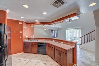 1076 Carson Run St in Henderson, NV - Foto de edificio - Building Photo