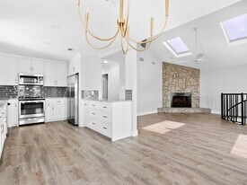 1322 Oahu Dr in Tiki Island, TX - Building Photo