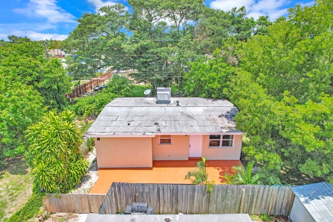 2435 Plunkett St in Hollywood, FL - Building Photo - Building Photo