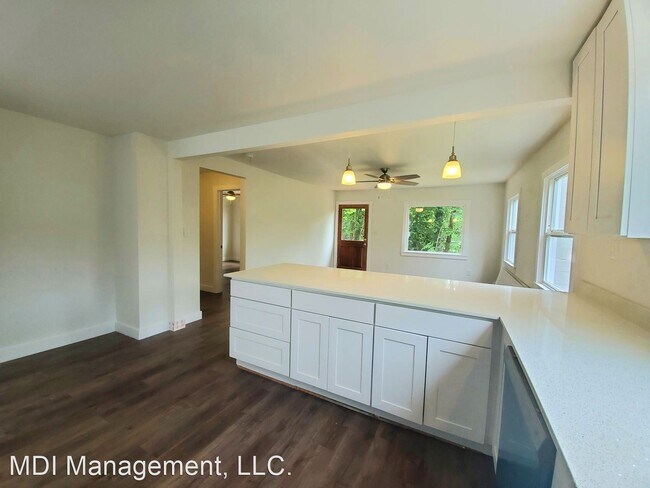 745 SW Maplecrest Dr in Portland, OR - Building Photo - Building Photo