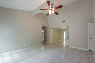 692 Floral Dr in Kissimmee, FL - Building Photo - Building Photo