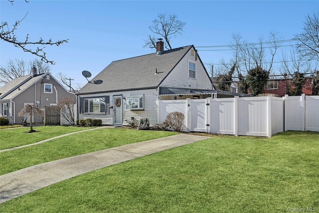 22 Shelter Ln in Levittown, NY - Building Photo - Building Photo