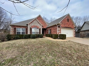 2591 N Trafalger Dr in Fayetteville, AR - Foto de edificio - Building Photo