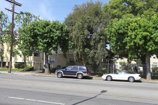 6937-6943 Kester Ave in Van Nuys, CA - Building Photo - Building Photo