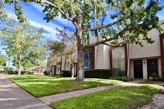 5929 Queensloch Dr in Houston, TX - Foto de edificio - Building Photo