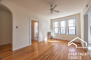 2704 N Sawyer Ave, Unit 302 in Chicago, IL - Building Photo