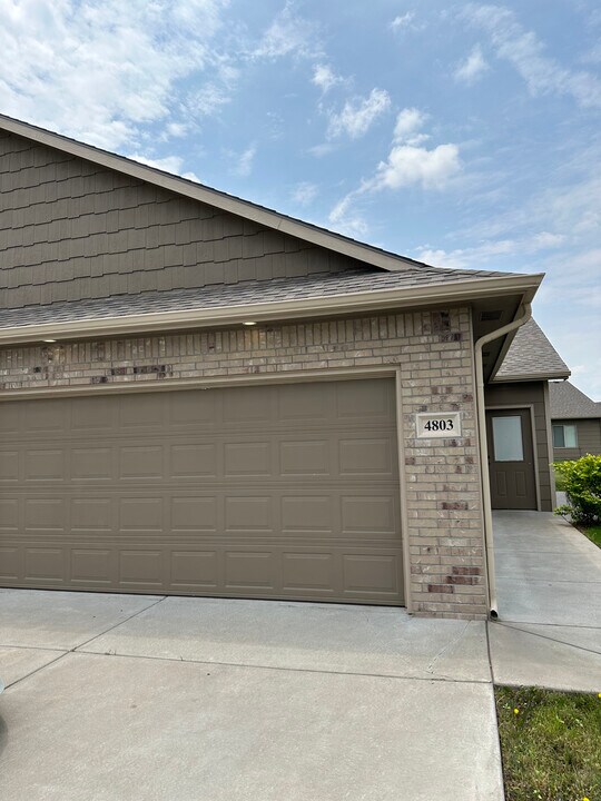 4801 N Hillside Ct in Wichita, KS - Building Photo