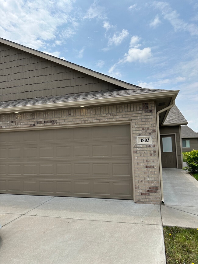 property at 4801 N Hillside Ct