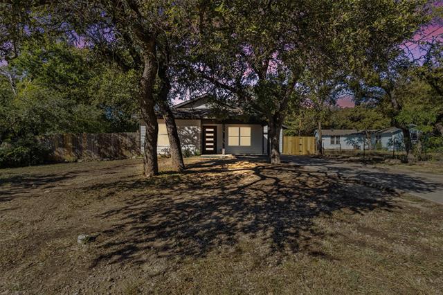 441 Calgary Rd in Azle, TX - Building Photo