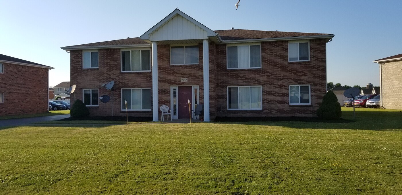 2737 Alder Creek Dr S, Unit 2 in North Tonawanda, NY - Foto de edificio