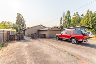 Harrison Street Duplex in Newberg, OR - Building Photo - Building Photo