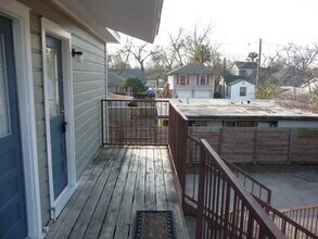 1036 Louise St-Unit -C in Houston, TX - Foto de edificio - Building Photo