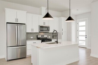 2725 Bristol Dr in Austin, TX - Building Photo - Building Photo