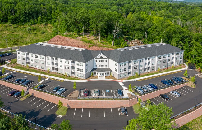 West Woods Place Apartments in Hamden, CT - Foto de edificio - Building Photo