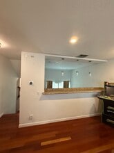 27609 Nugget Dr, Unit #4 in Santa Clarita, CA - Foto de edificio - Building Photo