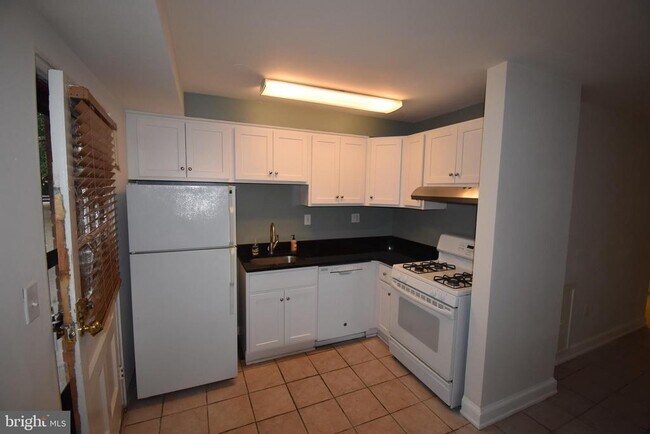 1565 N Colonial Terrace in Arlington, VA - Building Photo - Building Photo