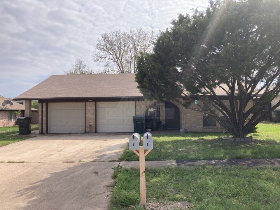 2110 Hinkle Ave in Killeen, TX - Building Photo