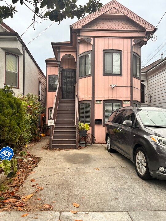 3221 Helen St in Oakland, CA - Building Photo