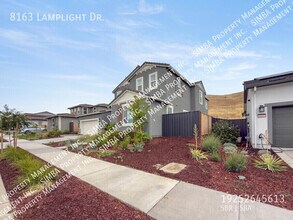 8163 Lamplight Dr in Tracy, CA - Building Photo - Building Photo