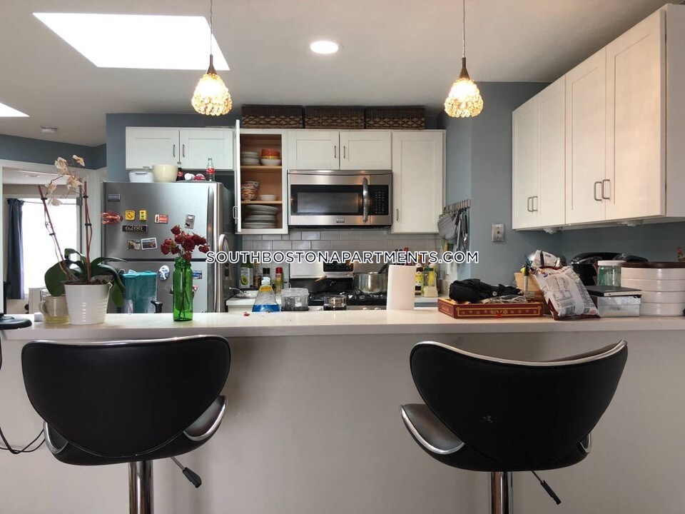 324 W 3rd St in Boston, MA - Building Photo