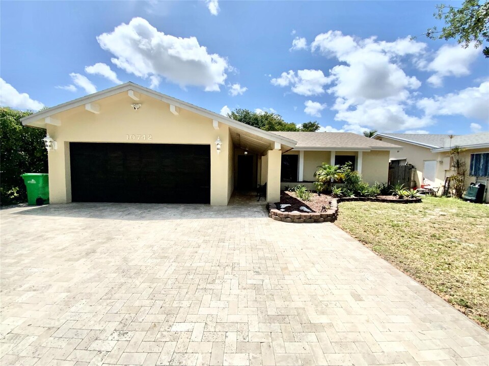 10742 NW 26th St in Sunrise, FL - Building Photo