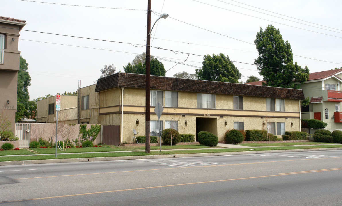 13833 Victory Blvd in Van Nuys, CA - Building Photo