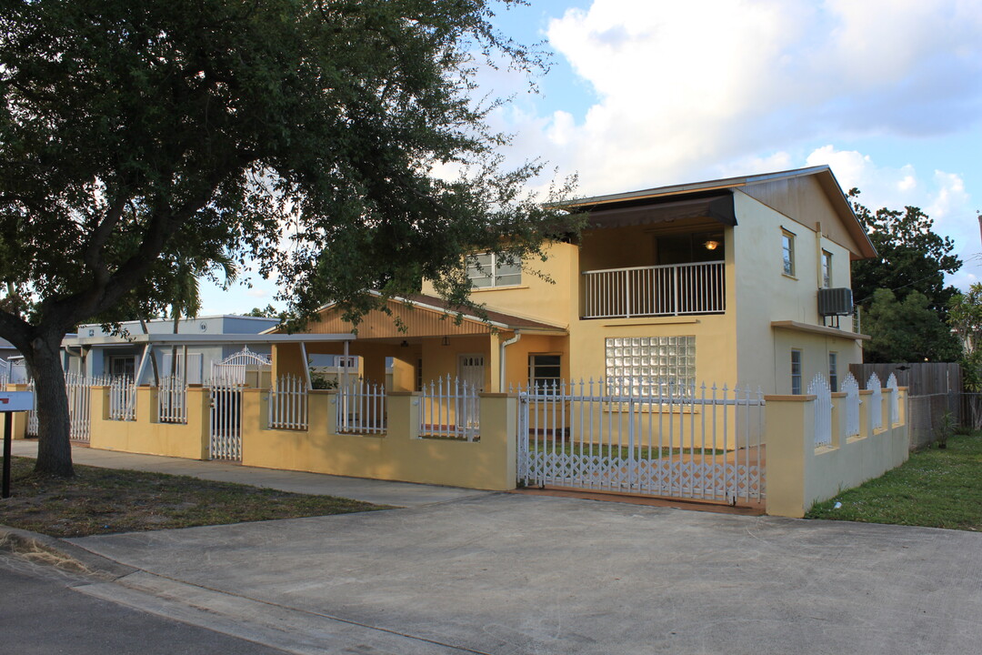 971 E 18th St in Hialeah, FL - Foto de edificio