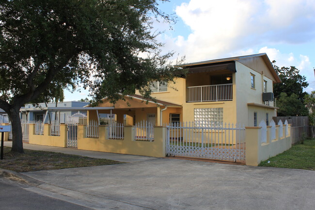 971 E 18th St in Hialeah, FL - Foto de edificio - Building Photo