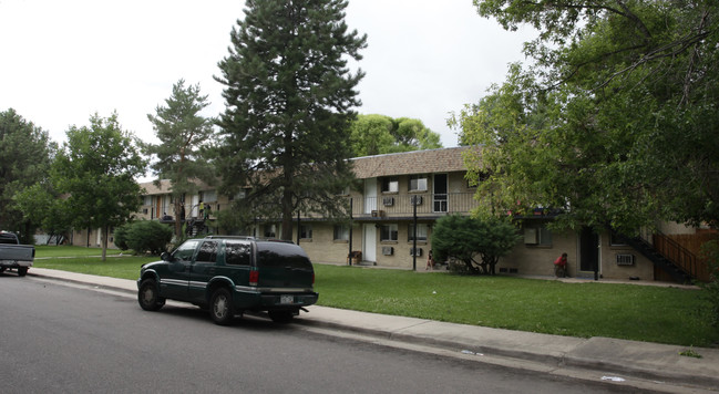 Plaza Pines Apartments in Lakewood, CO - Building Photo - Building Photo