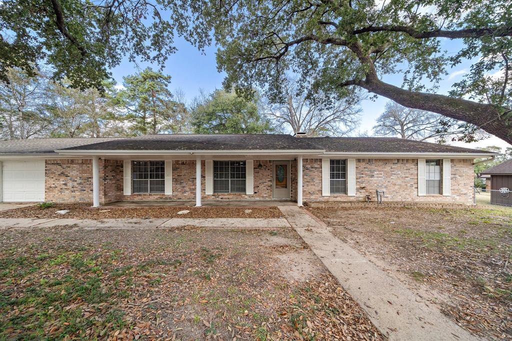 1104 Hillcrest Dr in Conroe, TX - Building Photo