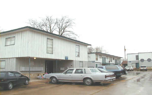 Broadway Apartments in Haltom City, TX - Foto de edificio - Building Photo