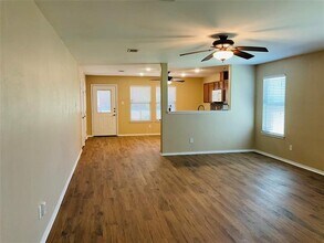 533 Jennifer Dr in Burleson, TX - Foto de edificio - Building Photo