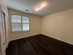 10818 Cypress Falls Ave, Unit 3102 in Bakersfield, CA - Foto de edificio - Building Photo