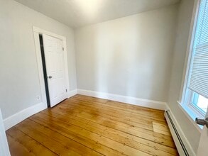 22 Howell St, Unit 2 in Boston, MA - Foto de edificio - Building Photo