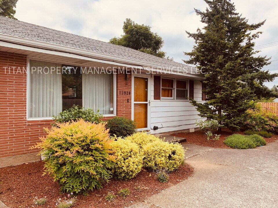 13924 E Burnside St in Portland, OR - Building Photo