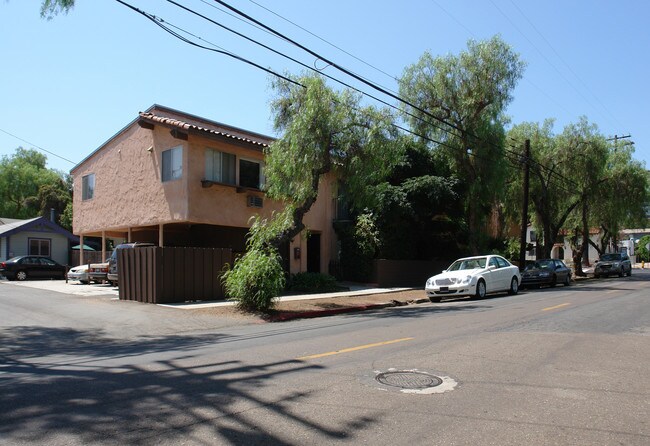 8209 Lemon Ave in La Mesa, CA - Foto de edificio - Building Photo