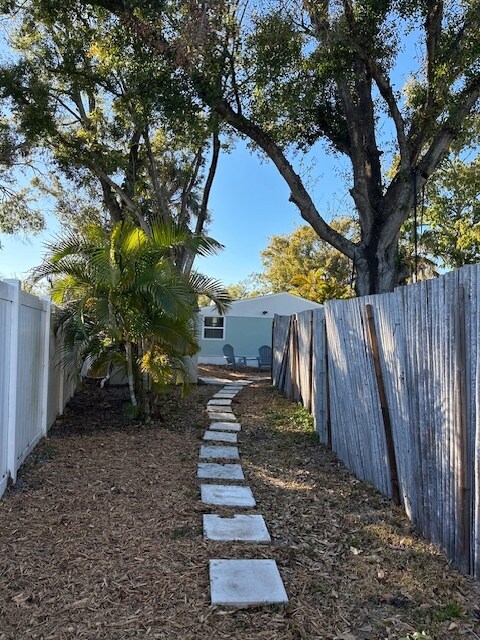 610 N Woodlynne Ave in Tampa, FL - Building Photo