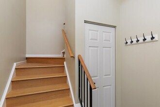 240 Camel Bend Ct in Schaumburg, IL - Building Photo - Building Photo