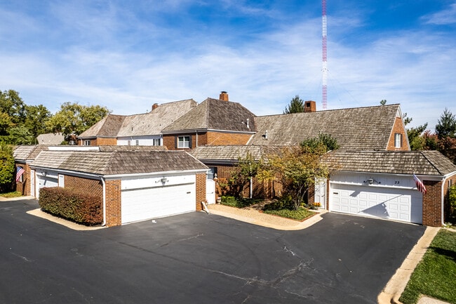 Corinth Downs Compton Court in Prairie Village, KS - Foto de edificio - Building Photo