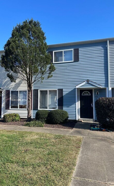 154 Delmar Ln in Newport News, VA - Building Photo