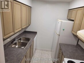 18 Sommerset Way in Toronto, ON - Building Photo - Building Photo