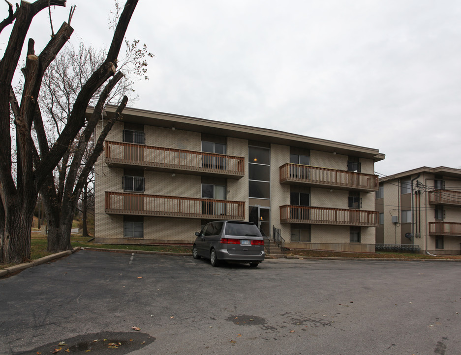 Villa Alegre Apartamentos in Kansas City, KS - Building Photo