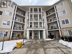 50 Lakebreeze Dr in Clarington, ON - Building Photo