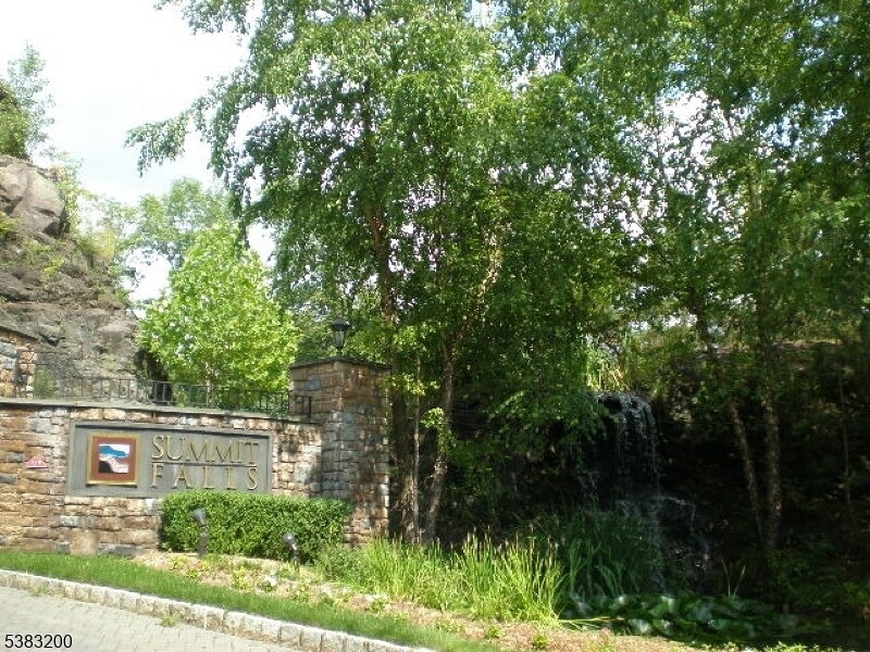 163 Vista Terrace in Pompton Lakes, NJ - Building Photo