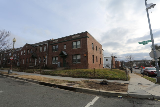 1401 Staples St NE in Washington, DC - Foto de edificio - Building Photo
