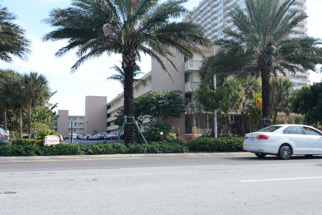 Taromina Apartments in Hallandale Beach, FL - Building Photo