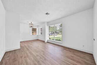 9411 Roos Rd in Houston, TX - Building Photo - Building Photo