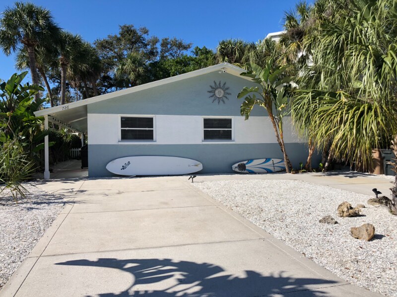 726 1st St in Indian Rocks Beach, FL - Building Photo